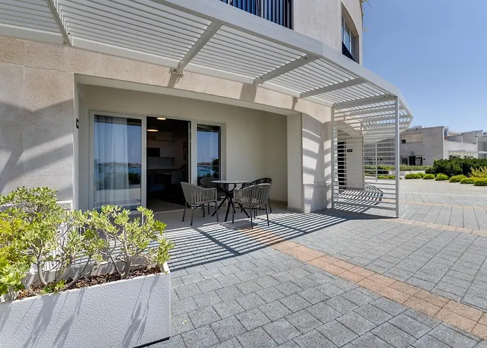 Superior Seaview Apt. With Pool