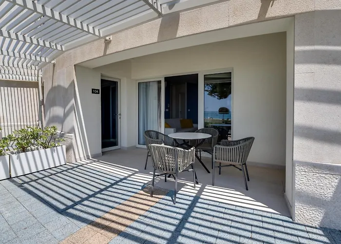 Superior Seaview Apt. With Pool
